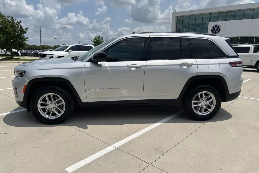 2023 Jeep Grand Cherokee Laredo photo 1