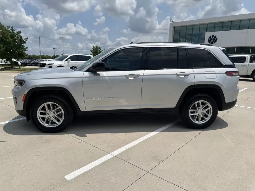 2023 Jeep Grand Cherokee Laredo photo 1