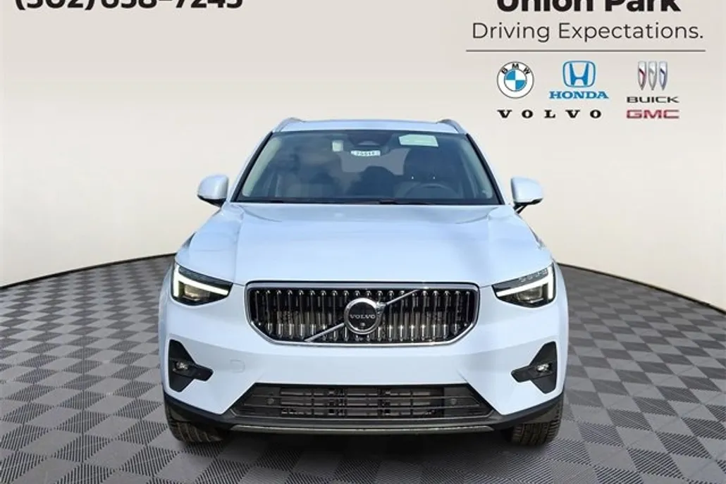 2025 Volvo XC40 Plus photo 1