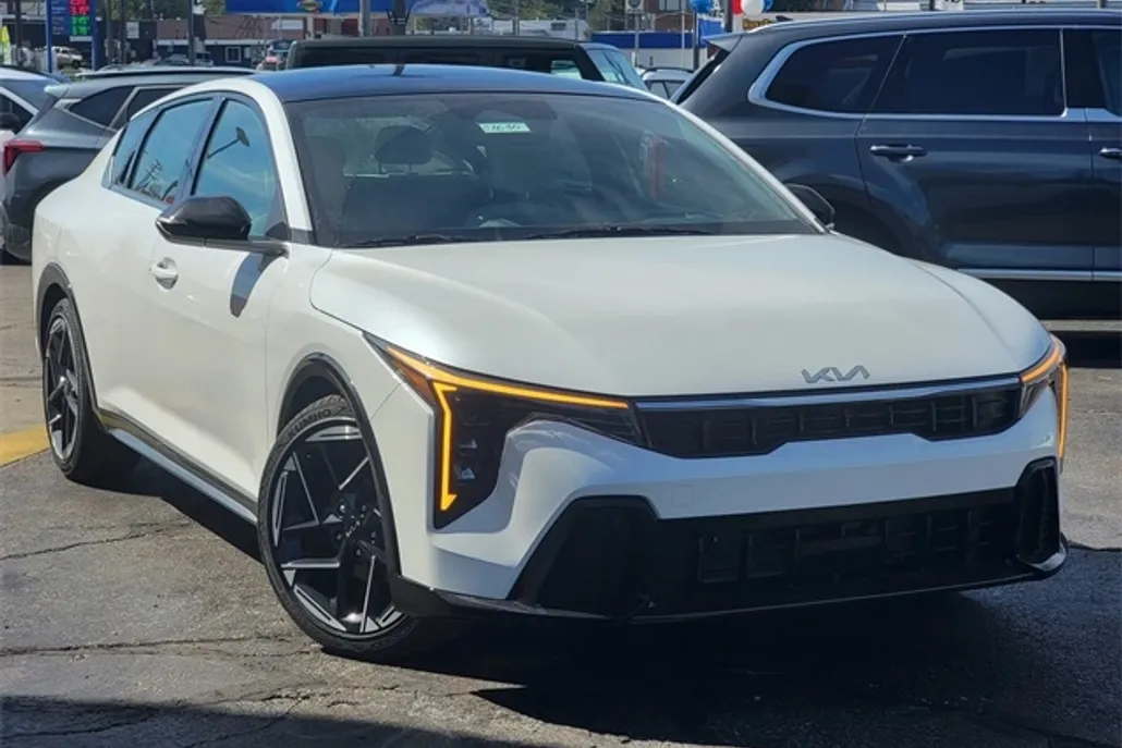 2025 Kia K4 GT-Line photo 1