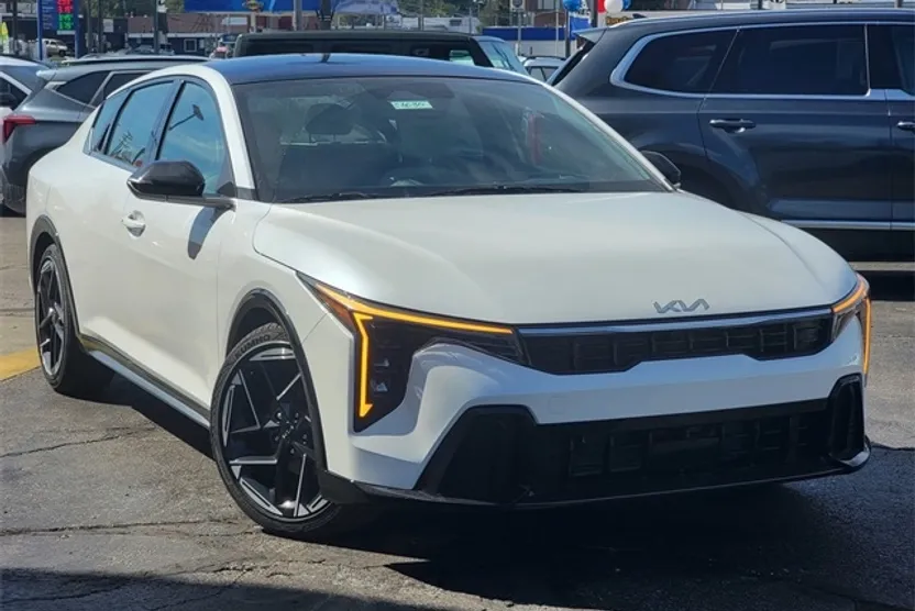 2025 Kia K4 GT-Line photo 1