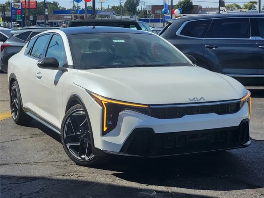 2025 Kia K4 GT-Line photo 1