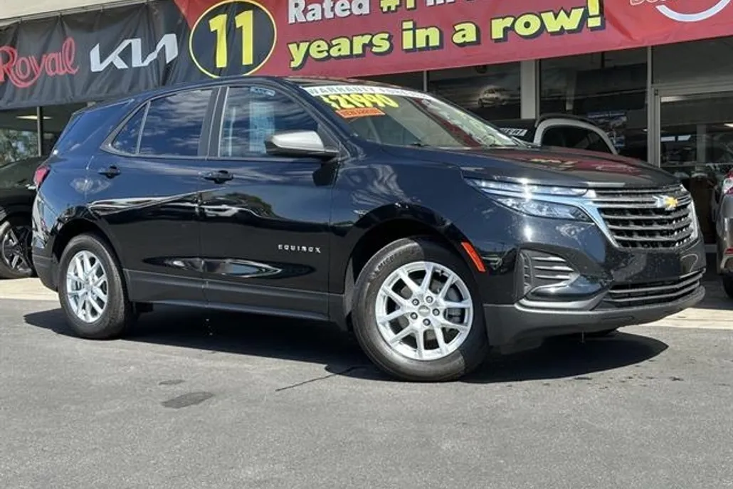 2023 Chevrolet Equinox LS photo 1