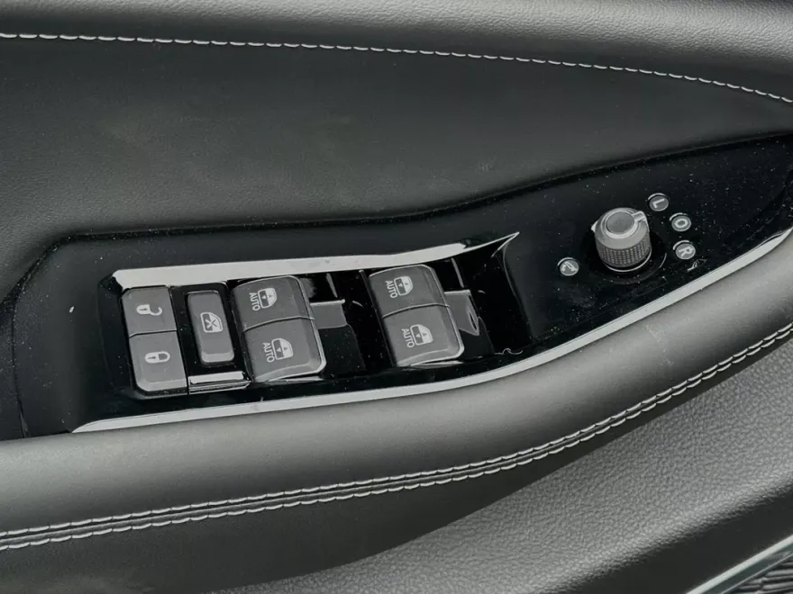 2024 Jeep Grand Cherokee Overland photo 11