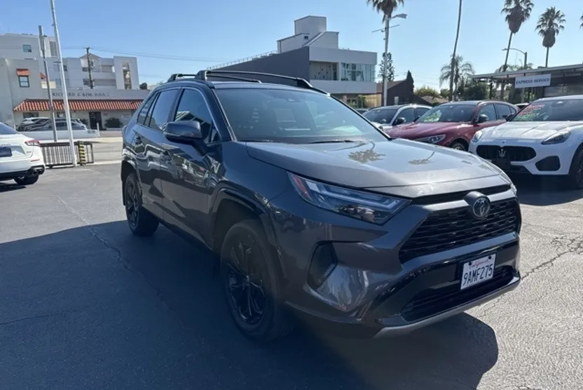 2022 Toyota RAV4 Hybrid SE photo 1
