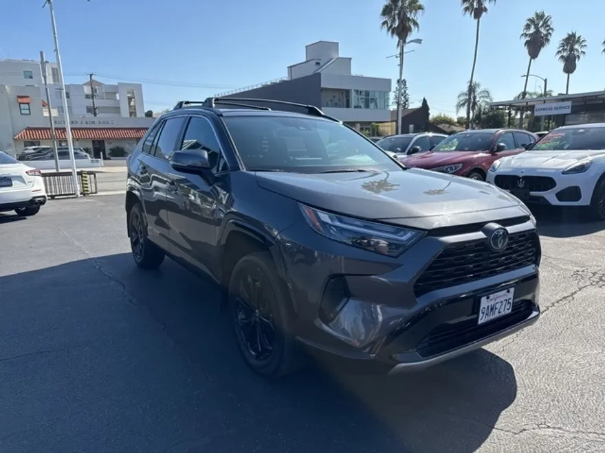 2022 Toyota RAV4 Hybrid SE photo 1