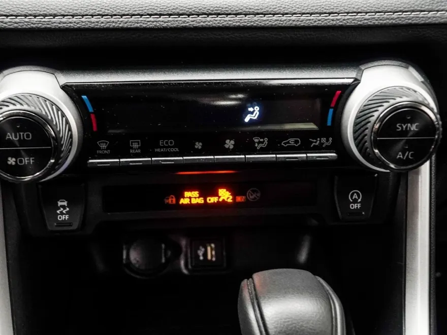 2024 Toyota RAV4 XLE photo 19