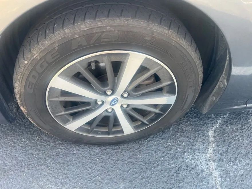 2019 Subaru Impreza 2.0i Premium photo 1