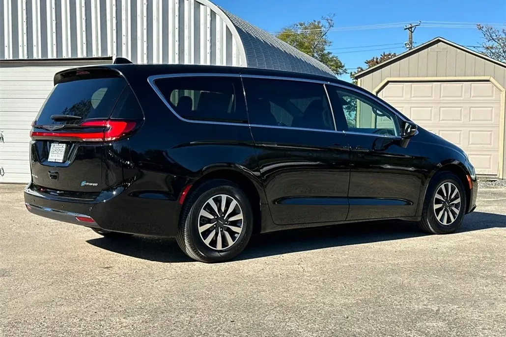 2024 Chrysler Pacifica Hybrid photo 1