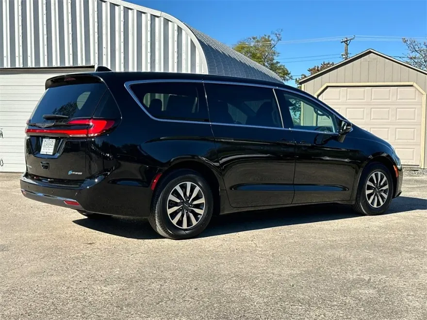 2024 Chrysler Pacifica Hybrid photo 1