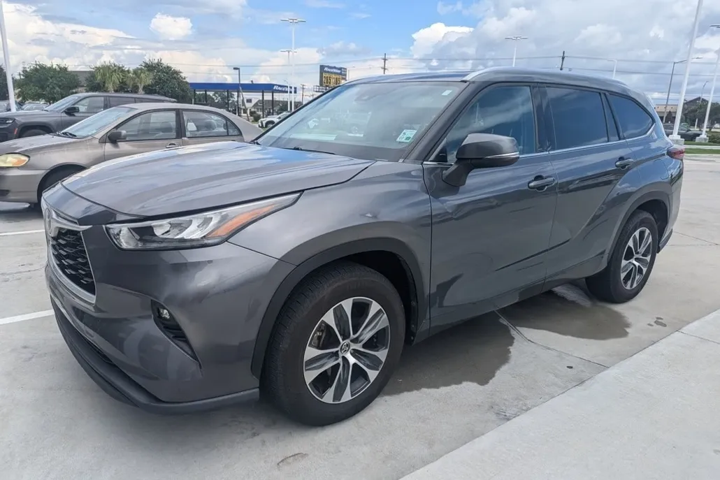 2020 Toyota Highlander XLE photo 1