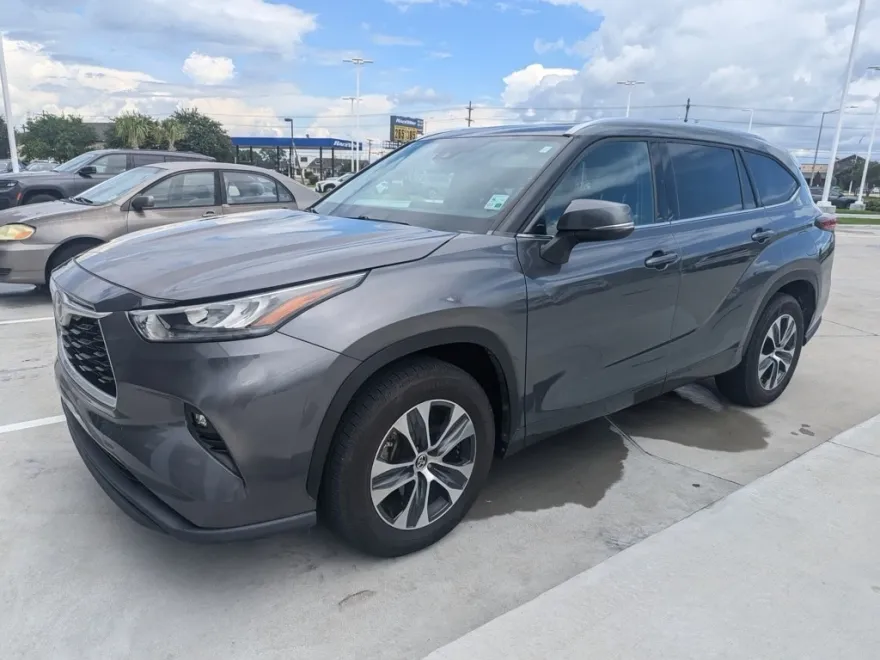 2020 Toyota Highlander XLE photo 1