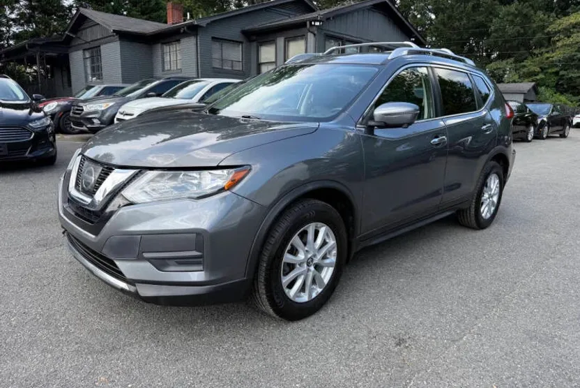 2017 Nissan Rogue SV photo 1