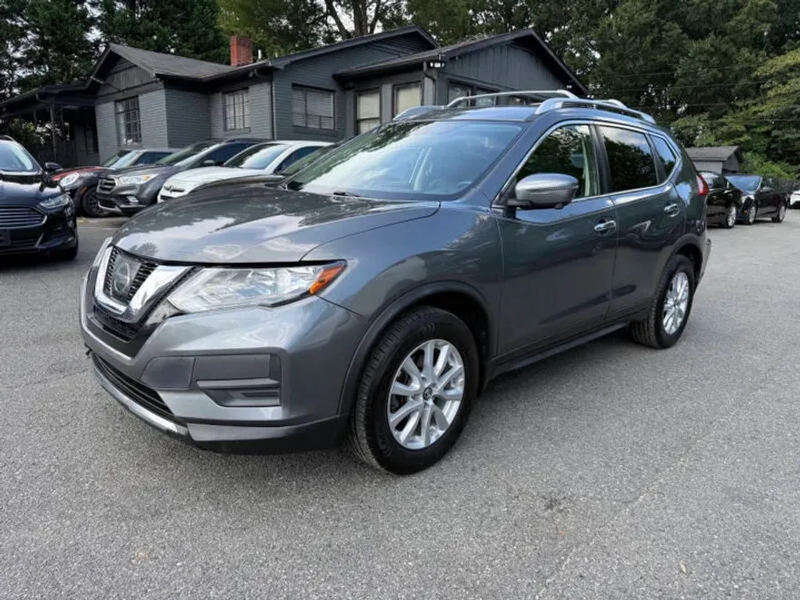 2017 Nissan Rogue SV photo 1