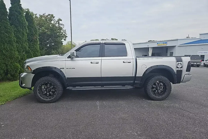 2009 Dodge Ram SLT photo 1