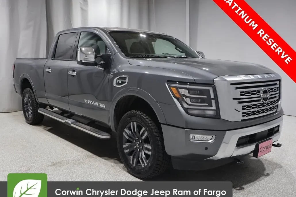 2023 Nissan Titan Crew Cab photo 1