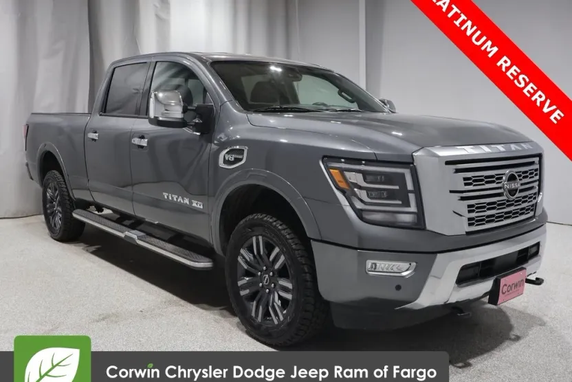 2023 Nissan Titan Crew Cab photo 1