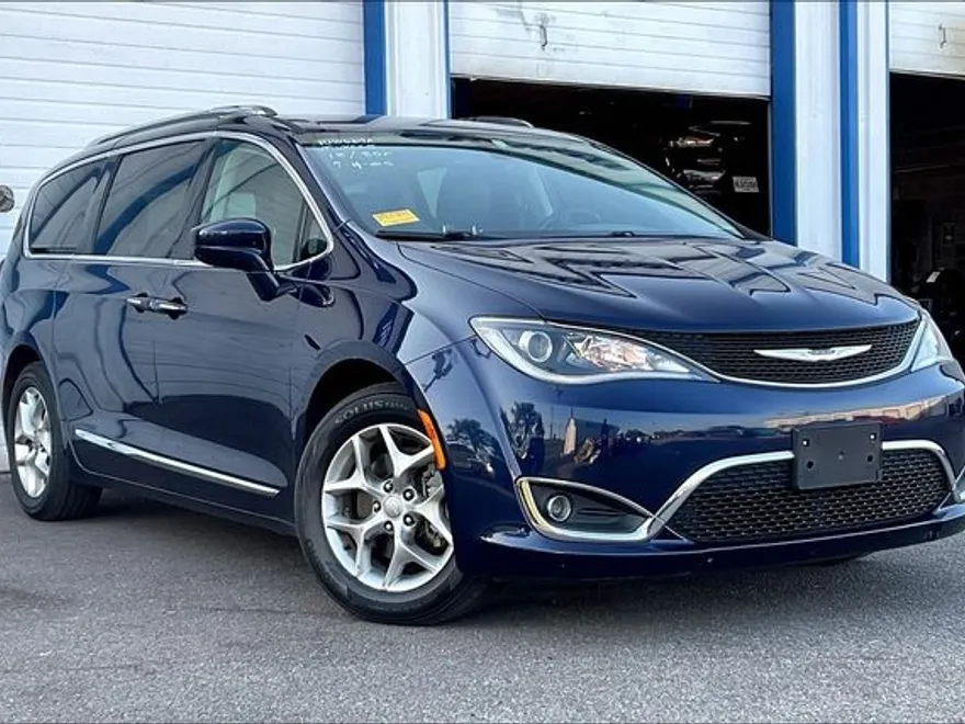 2018 Chrysler Pacifica Touring L photo 1