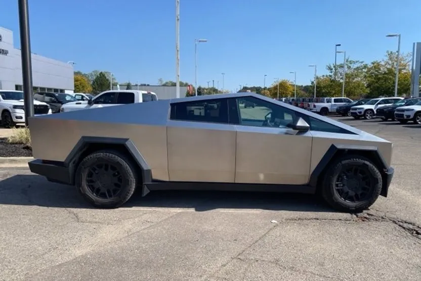 2024 Tesla Cybertruck photo 1
