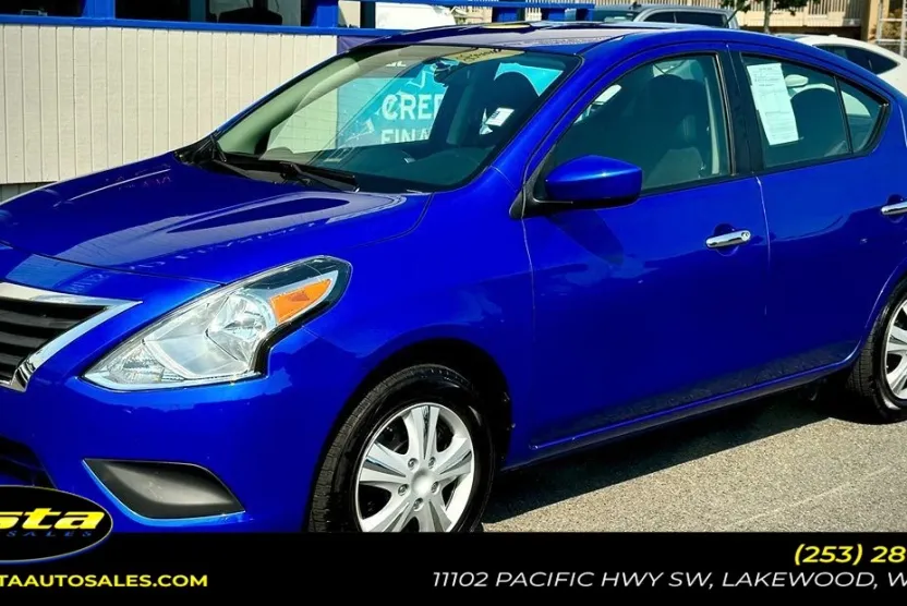 2016 Nissan Versa SV photo 1