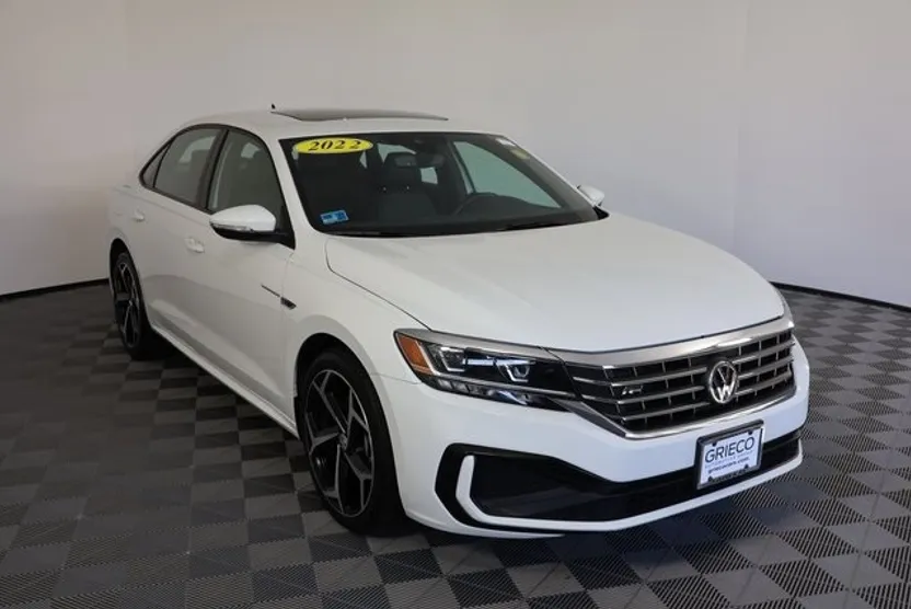 2022 Volkswagen Passat 2.0T R-Line photo 1