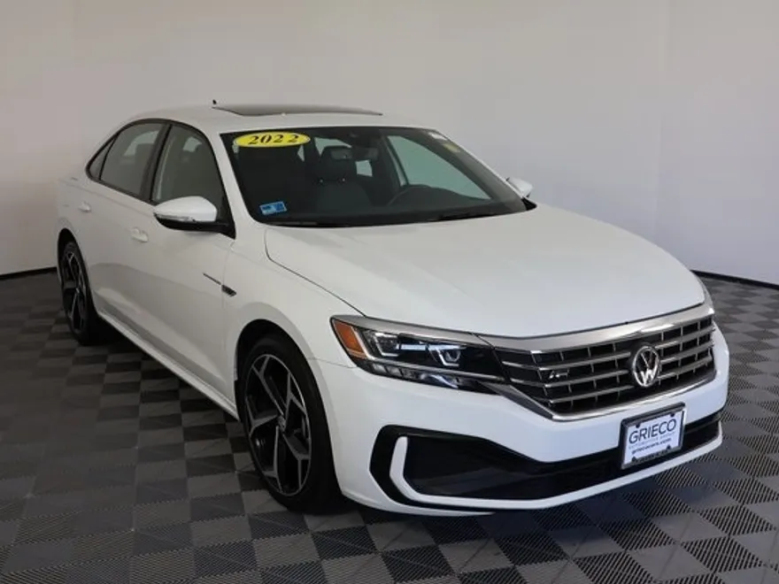 2022 Volkswagen Passat 2.0T R-Line photo 1