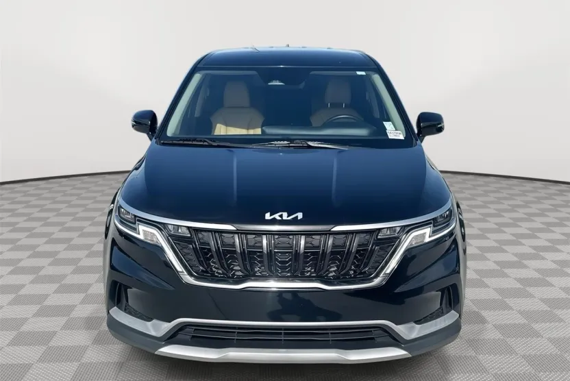 2023 Kia Carnival LX photo 1