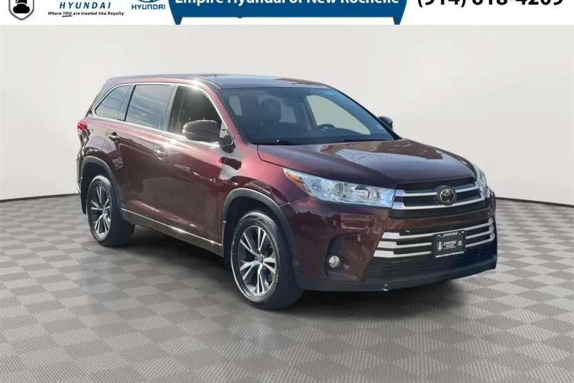 2018 Toyota Highlander LE photo 1