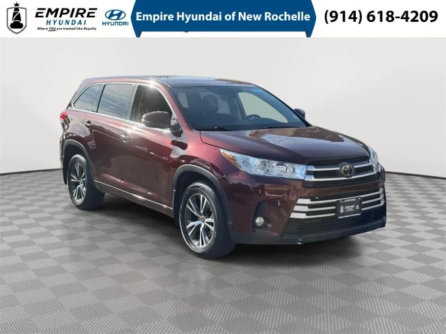 2018 Toyota Highlander LE photo 1