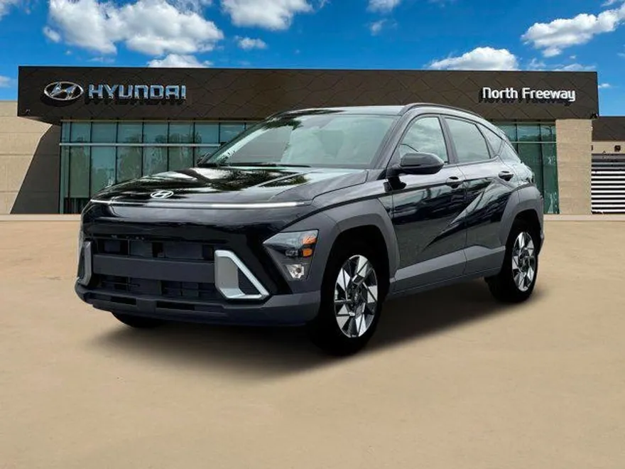 2025 Hyundai Kona SEL photo 1