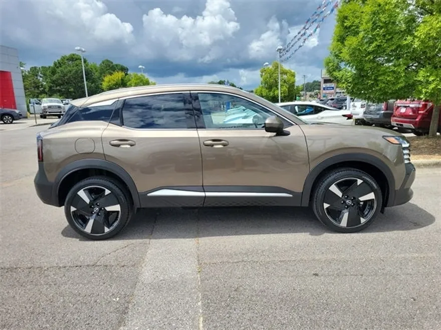 2025 Nissan Kicks SR photo 1