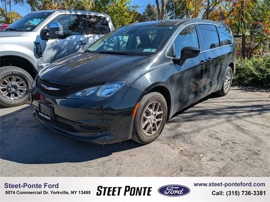 2023 Chrysler Voyager LX photo 1