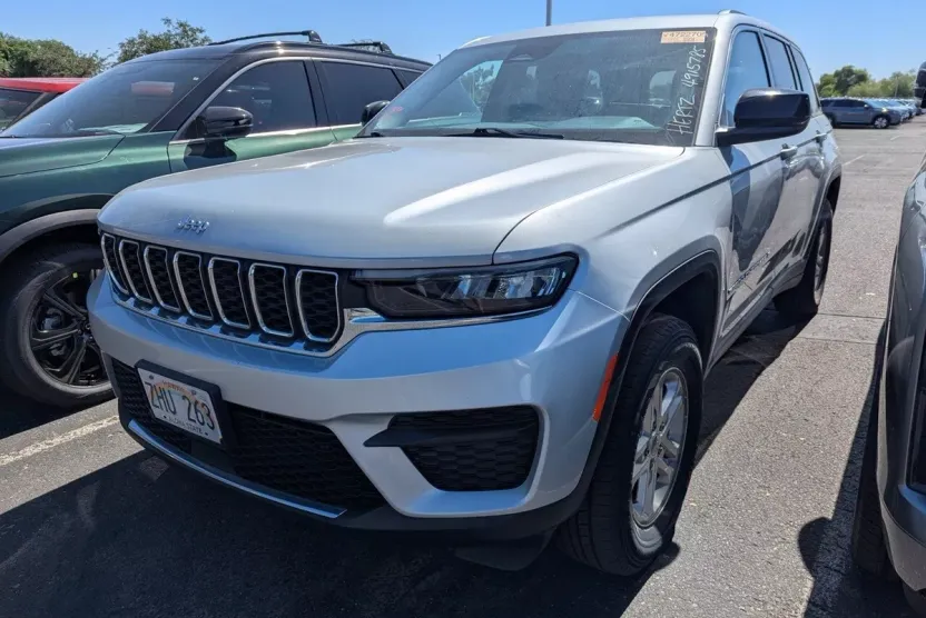 2023 Jeep Grand Cherokee Laredo Altitude photo 1