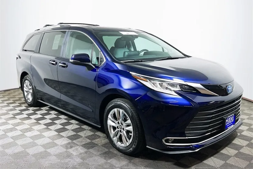 2024 Toyota Sienna Limited photo 1