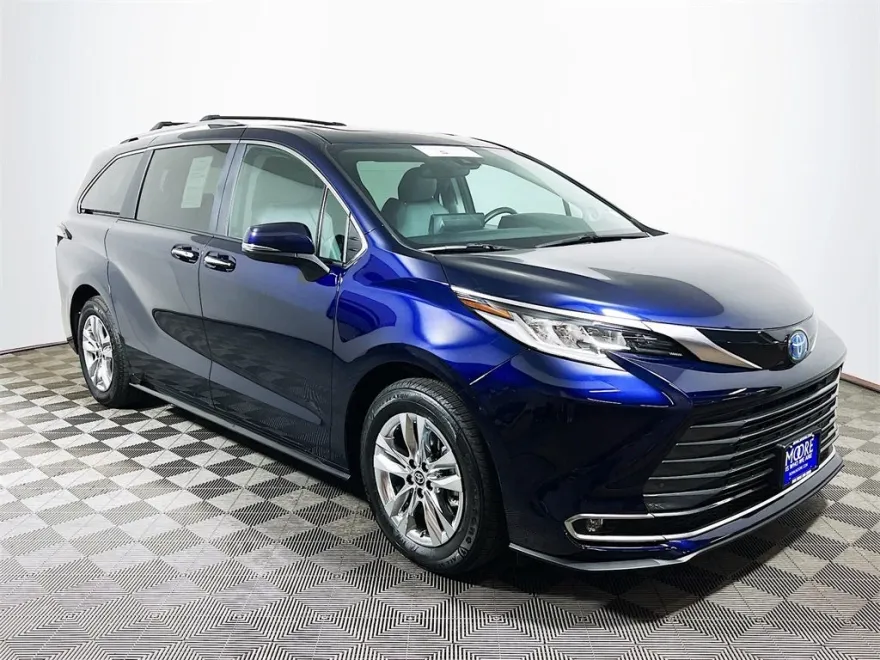 2024 Toyota Sienna Limited photo 1