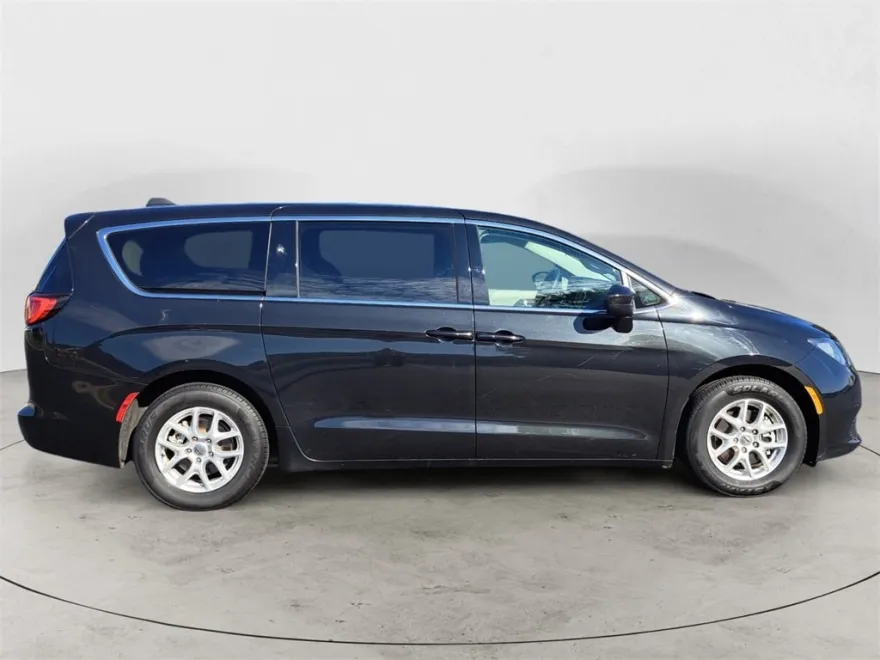 2022 Chrysler Voyager LX photo 1