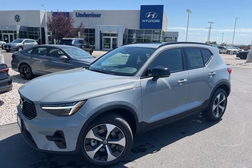 2026 Volvo XC40 Plus photo 1