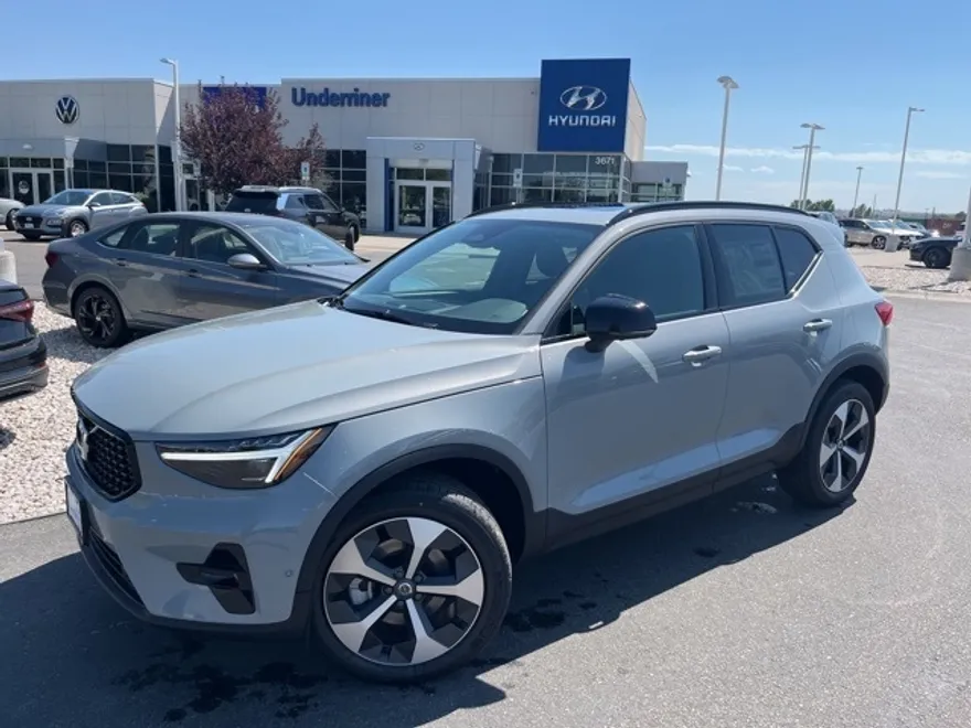 2026 Volvo XC40 Plus photo 1