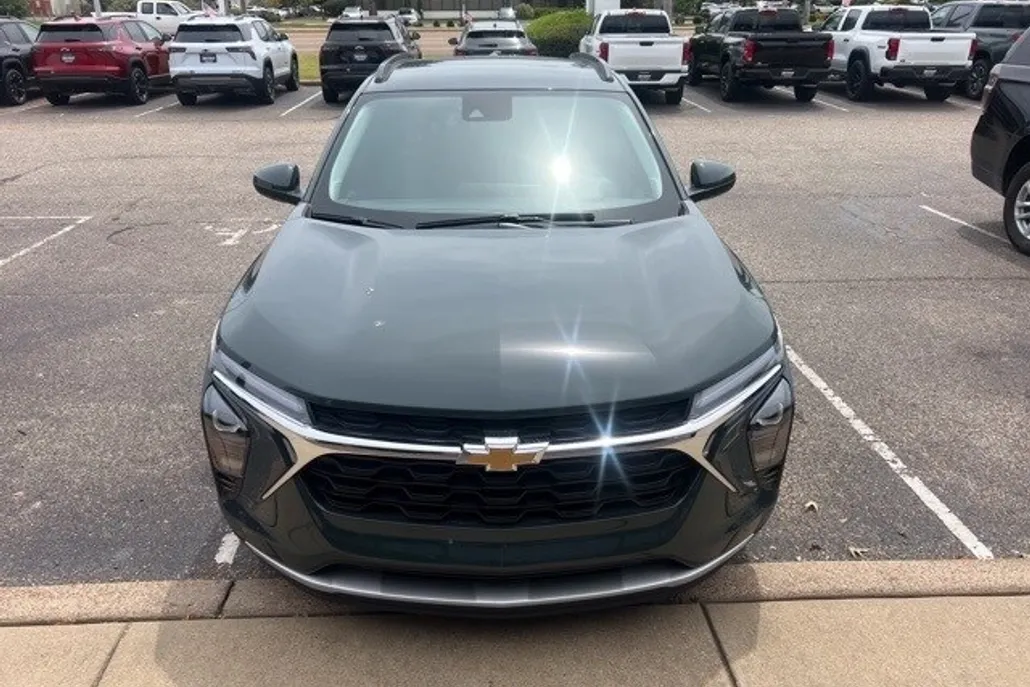 2025 Chevrolet Trax LT photo 1