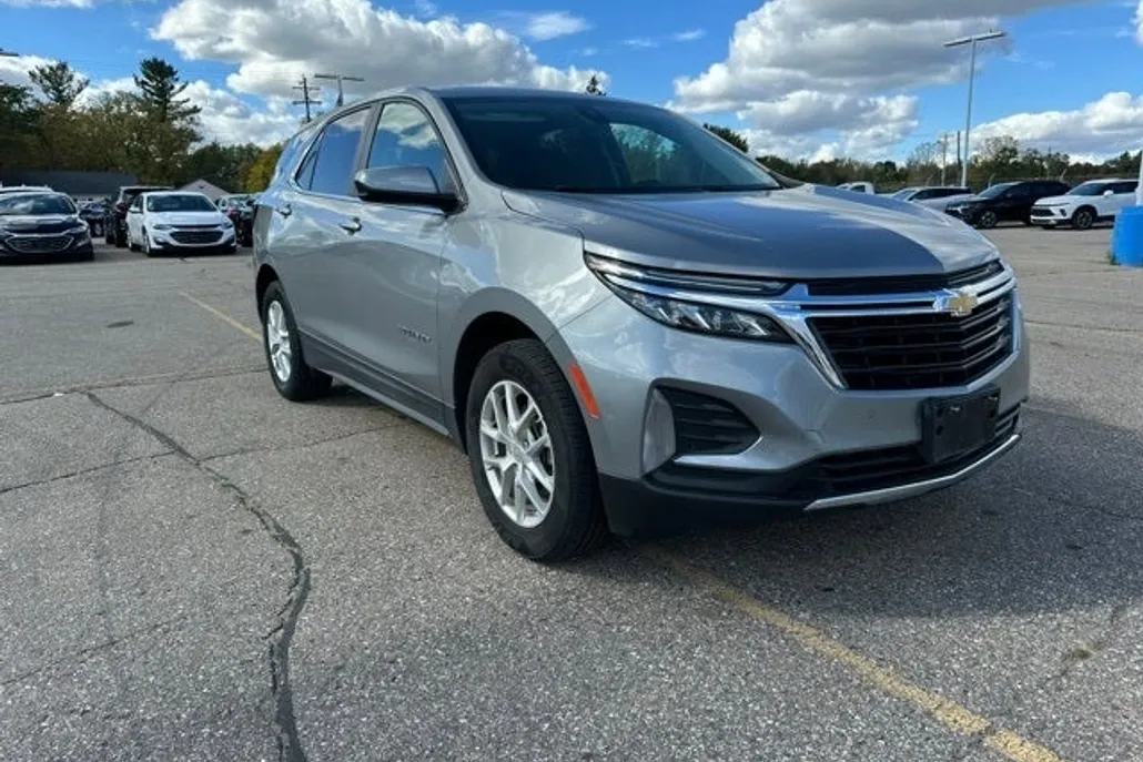 2024 Chevrolet Equinox LT photo 1
