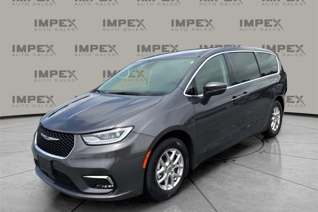 2023 Chrysler Pacifica Touring L photo 1