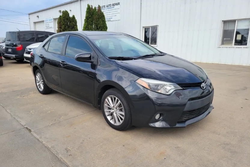2014 Toyota Corolla LE photo 1