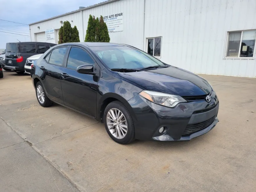 2014 Toyota Corolla LE photo 1