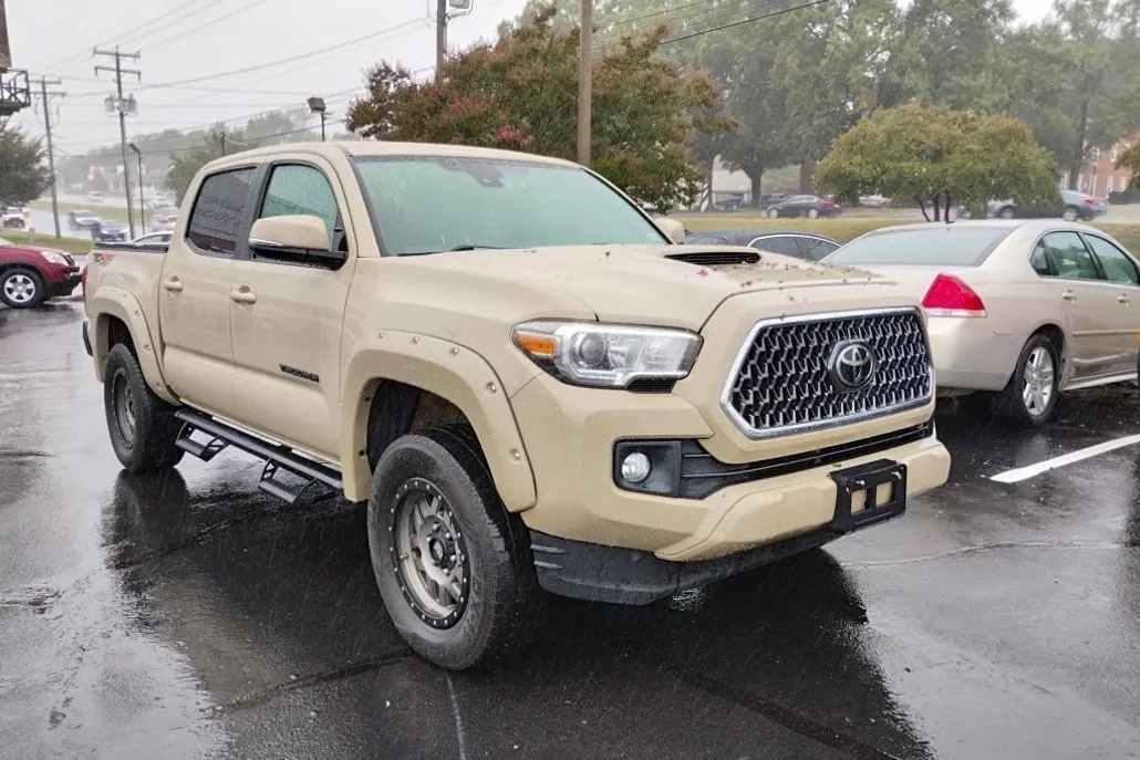 2018 Toyota Tacoma TRD Sport Double Cab photo 1
