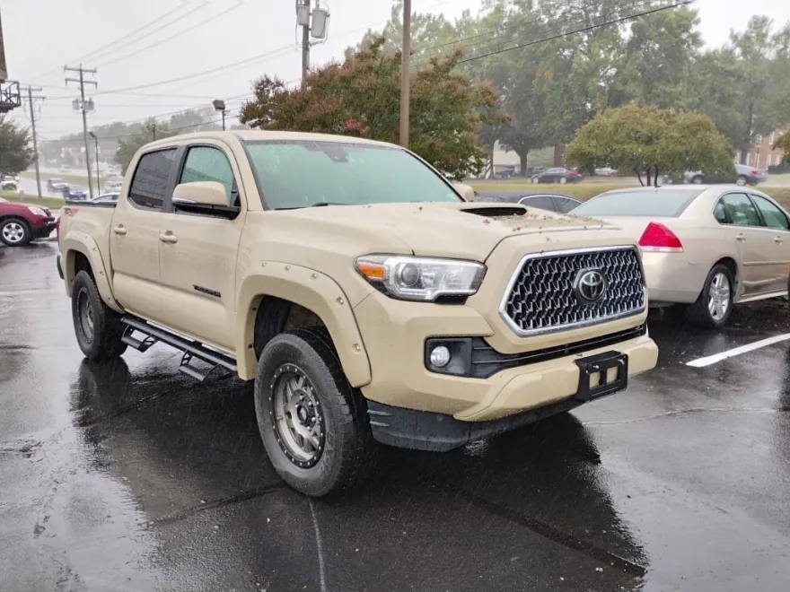 2018 Toyota Tacoma TRD Sport Double Cab photo 1