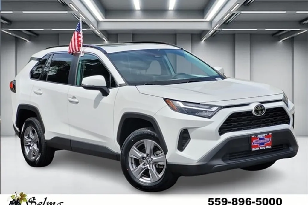 2022 Toyota RAV4 XLE photo 1