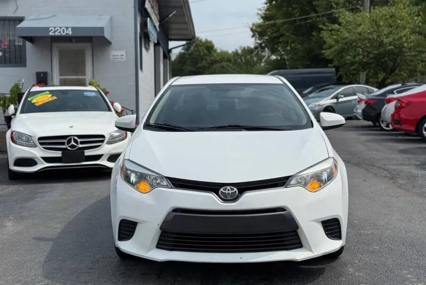 2015 Toyota Corolla LE photo 1