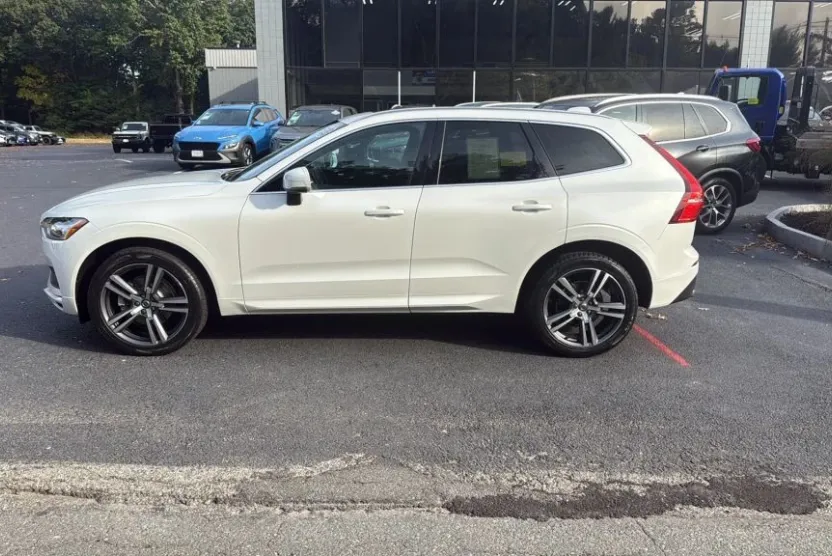 2020 Volvo XC60 T5 Momentum photo 1