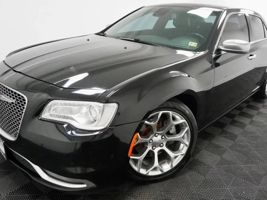2017 Chrysler 300 Platinum photo 1