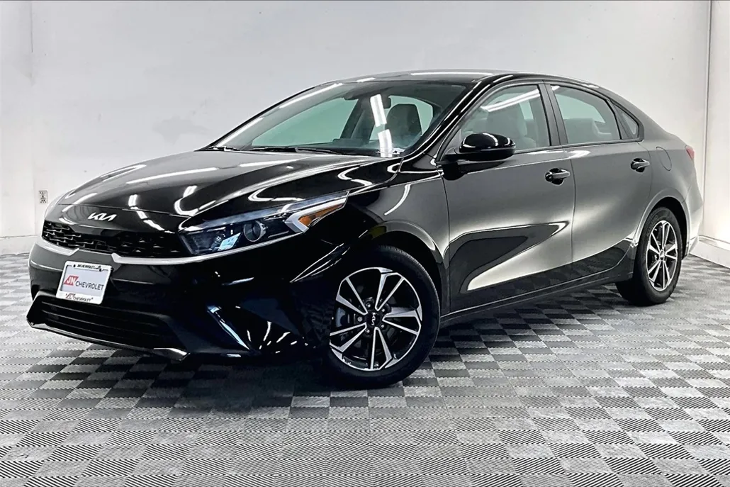 2023 Kia Forte LXS photo 1